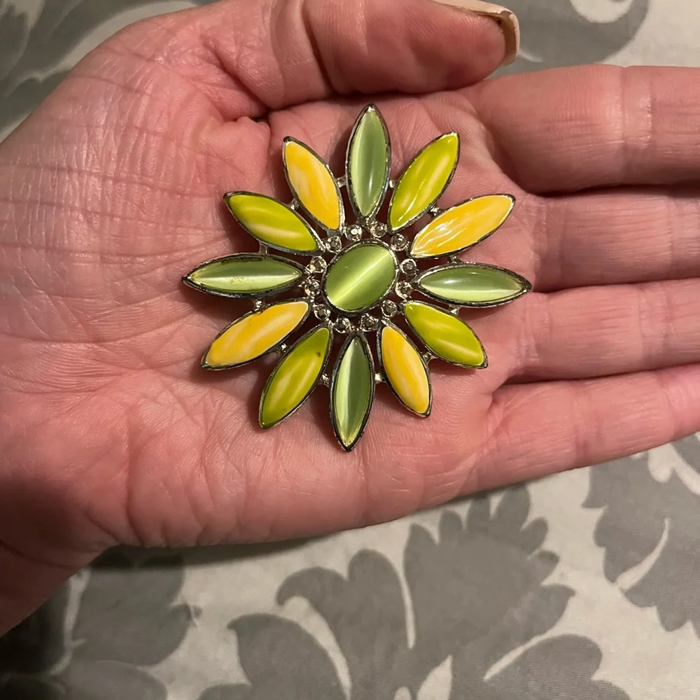 Flower 🌸 Pin - Picture 1 of 3